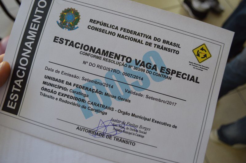 Prefeitura entrega credenciais de vagas para idosos e deficientes