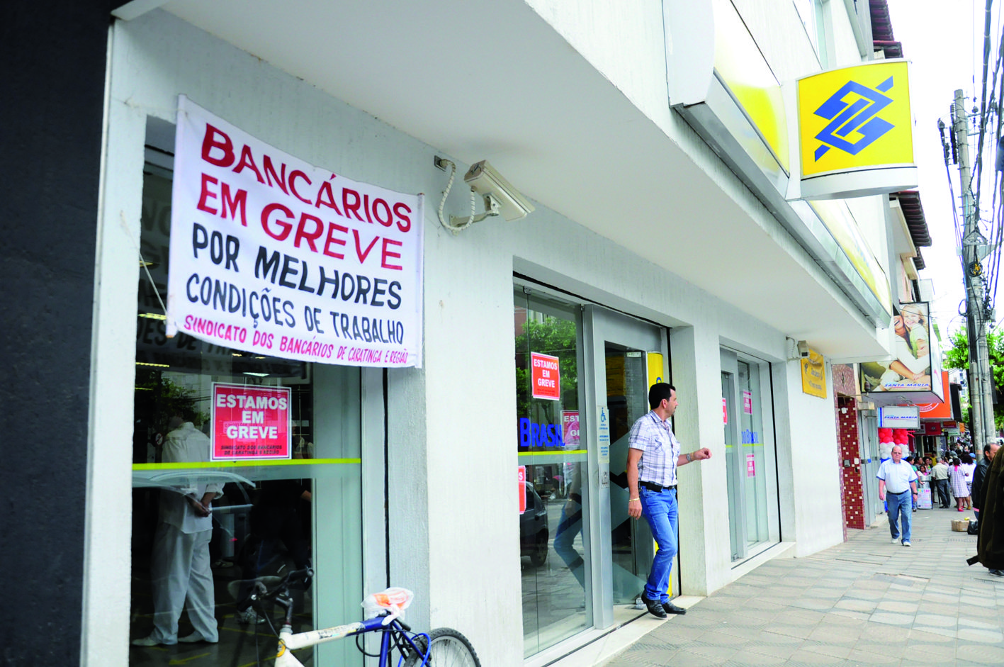 Bancários de Caratinga decidem amanhã se vão aderir à greve nacional
