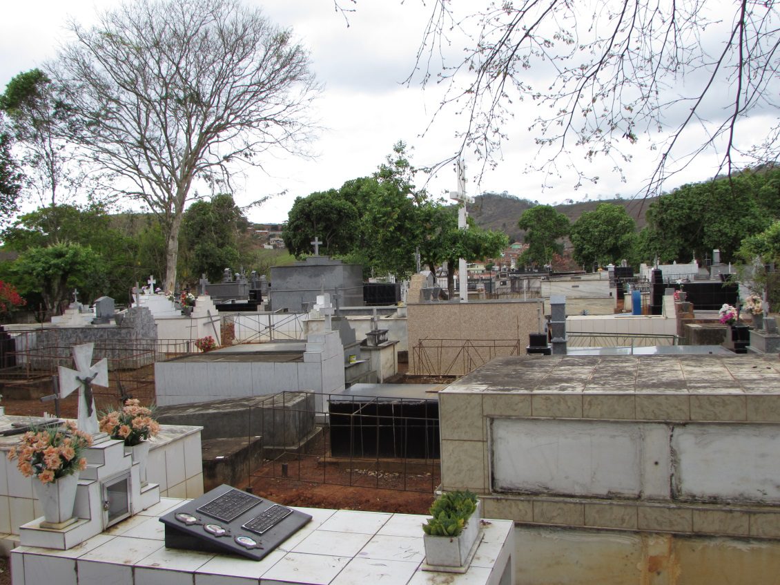 Ubaporanga prepara cemitério para Dia de Finados