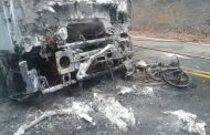 Moto e caminhão pegam fogo após colidirem na BR-474