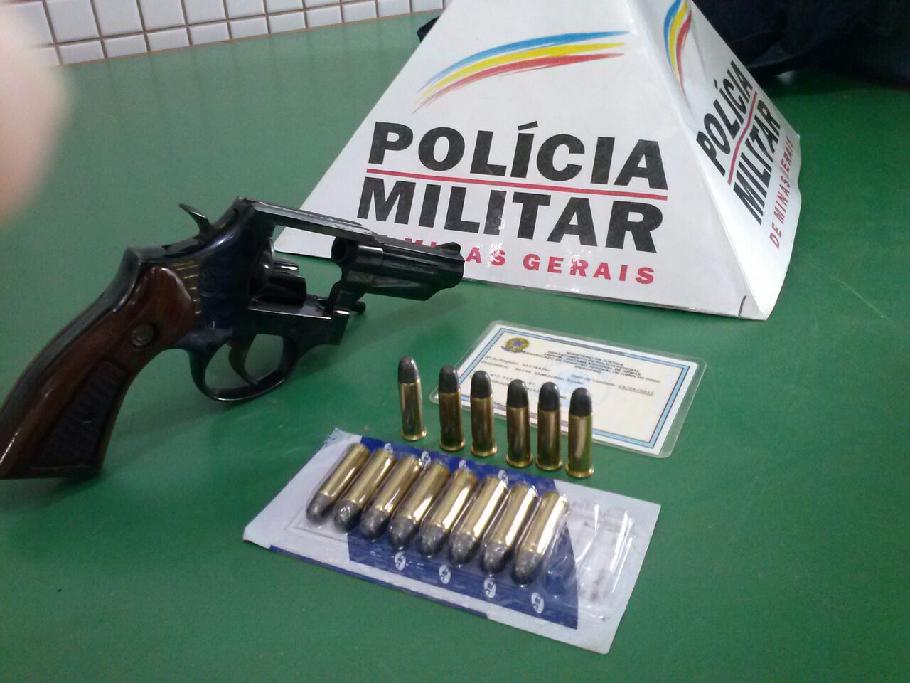 PM cumpre mandado e apreende revólver na zona rural de Raul Soares