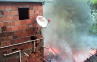 Fogo consome depósito de pneus em Vargem Alegre