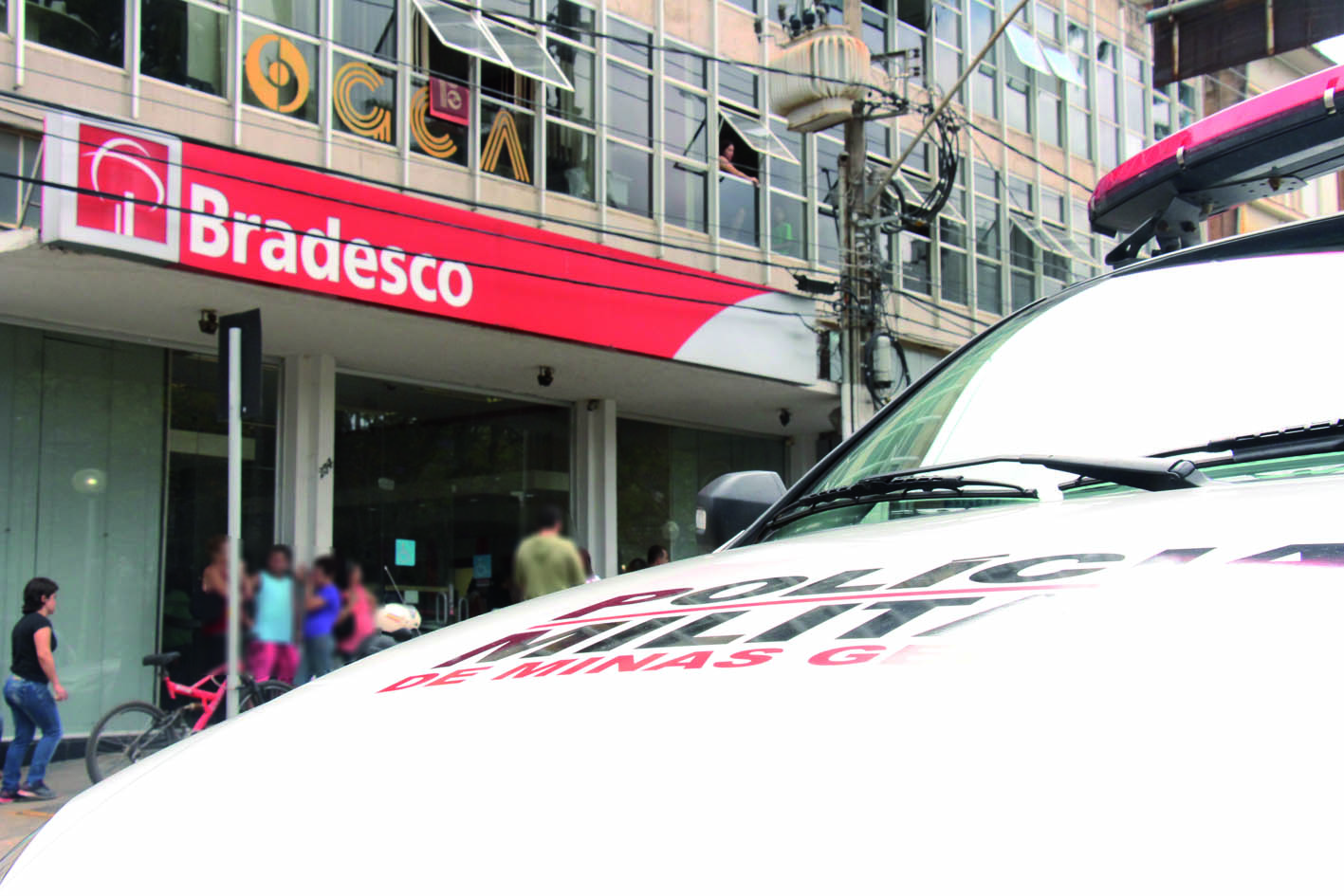 Bandido rende funcionário de farmácia e leva malote com R$ 65 mil