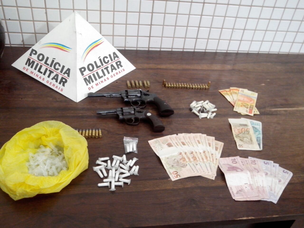 PM encontra armas, munições e drogas na “Piscina do Carlinhos”