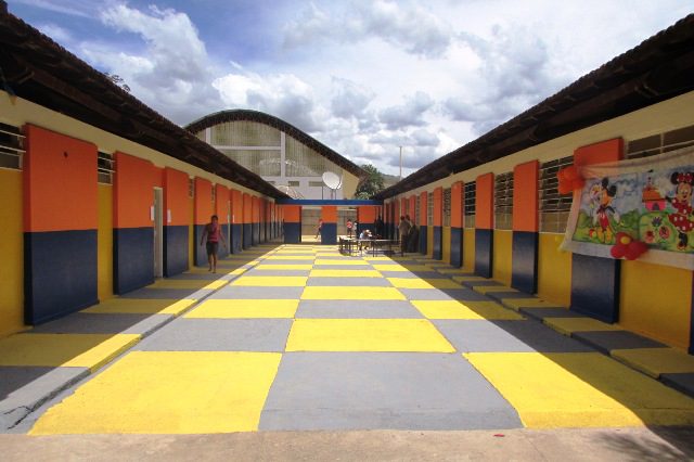 Prefeitura de Bom Jesus do Galho reforma escola e constrói área de embarque e desembarque de alunos