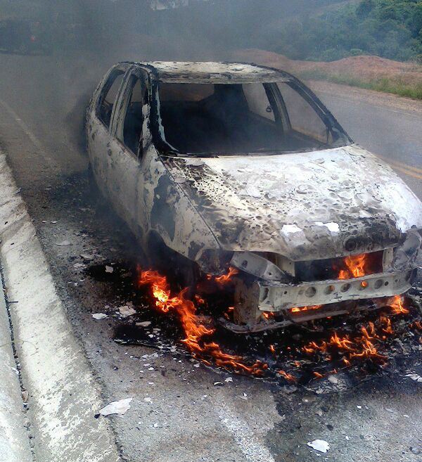 Carro incendiado na LMG-823