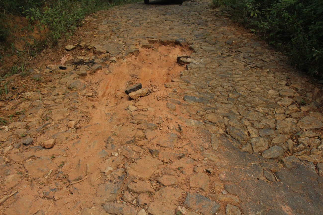 Turistas reclamam das condições da estrada de acesso à Pedra Itaúna