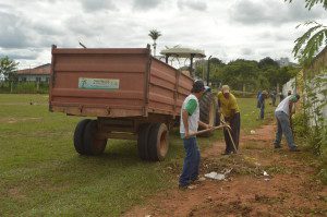 Servidores realizaram a limpeza e a manutenção do campo de futebol “Manoel Ribeiro”