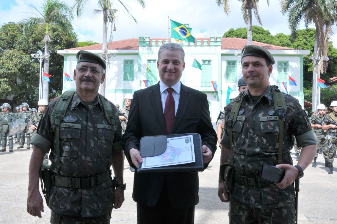 Deputado Adalclever Lopes é homenageado pelo Exército Brasileiro