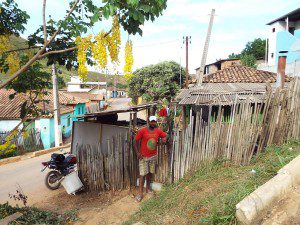 Rodrigo Mota, em frente à sua residência, no distrito de Patrocínio: poste na cozinha