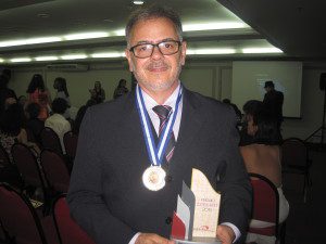 Professor Eugênio recebeu prêmio como um dos melhores cronistas