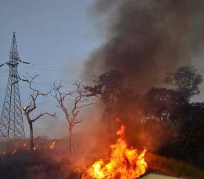 Bombeiros militares combatem incêndio no Córrego Itauninha