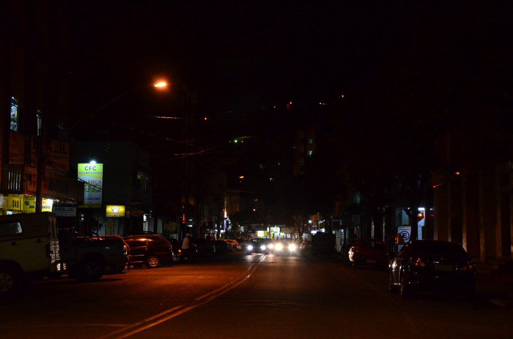 Situação da Rua Coronel Pedro Martins. A foto foi tirada na noite de sexta-feira (24)