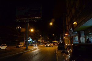 Alguns postes da Avenida Catarina Cimini estão com as lâmpadas queimadas (Foto feita na noite do dia 24 de julho de 2015)