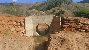 Tubos substituem pontes em comunidades rurais de Inhapim