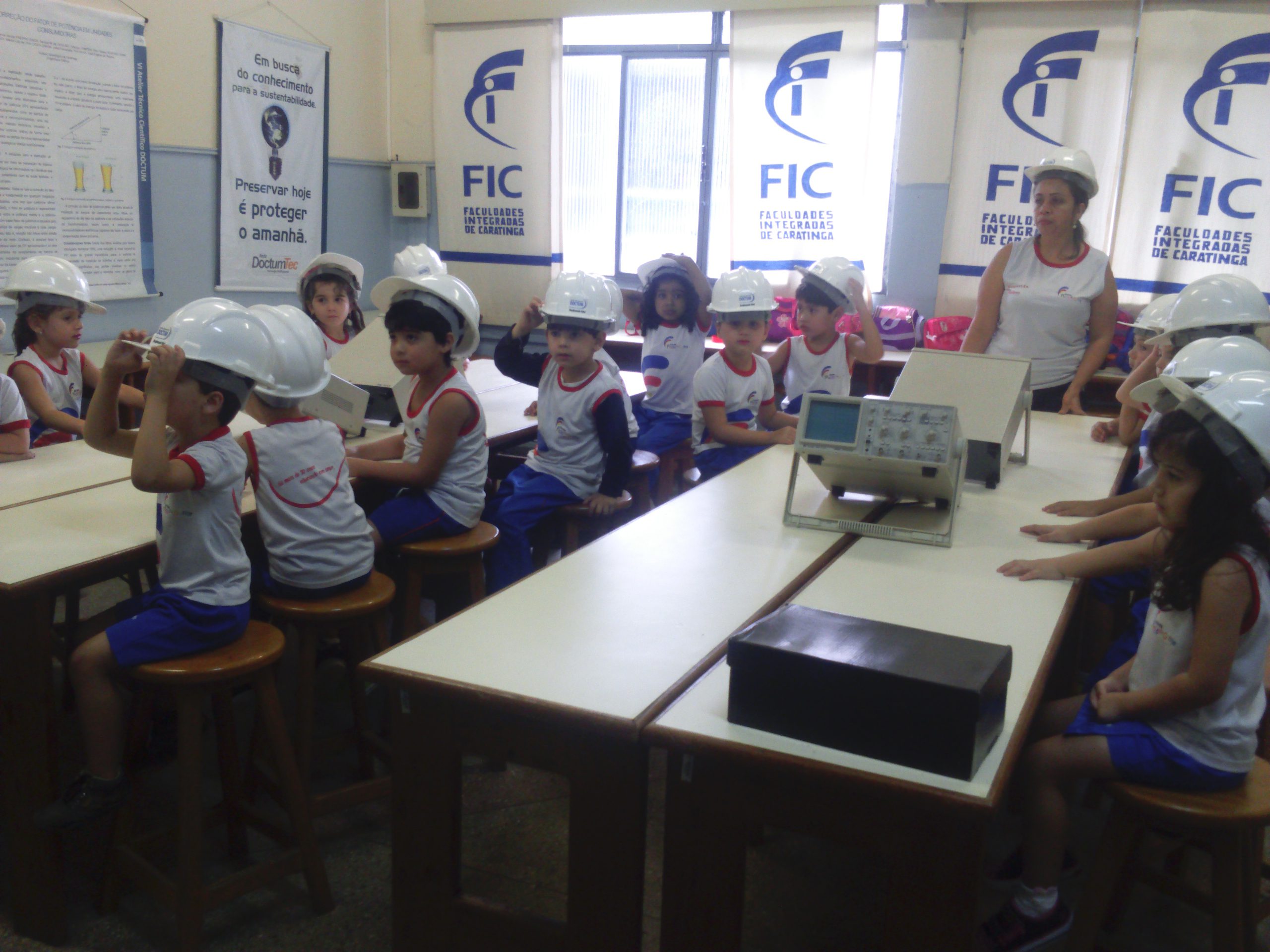 Alunos da Escola Pingo de Gente visitam laboratórios de engenharias da FIC
