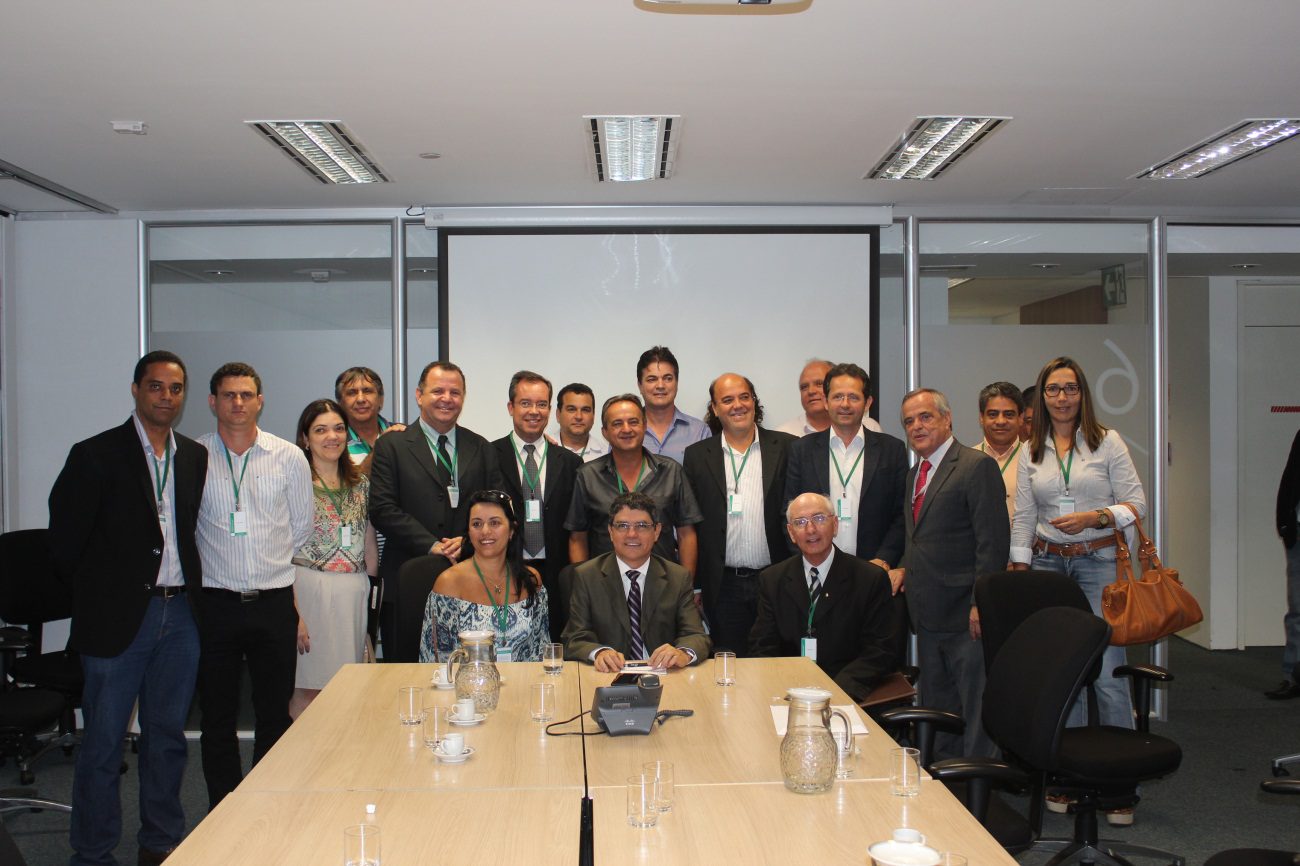 Prefeitos da microrregião de Caratinga se reúnem com secretário de estado de Saúde