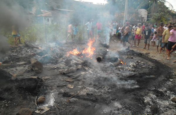 Moradores da Vila Martins protestam contra a falta de energia elétrica