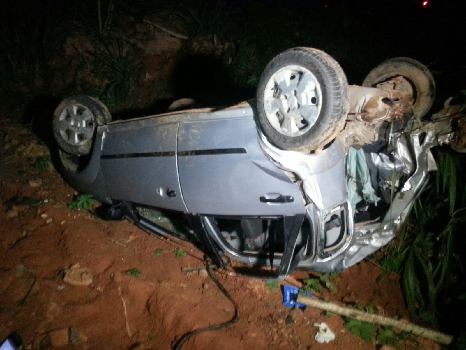 Motorista morre após Fiesta colidir contra Caminhão na BR-116, em Inhapim