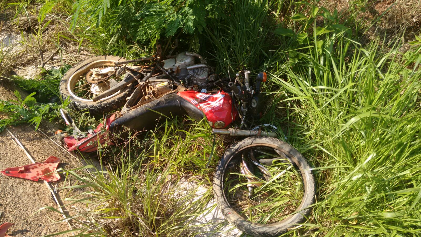 Motociclista morre após colidir contra Hilux