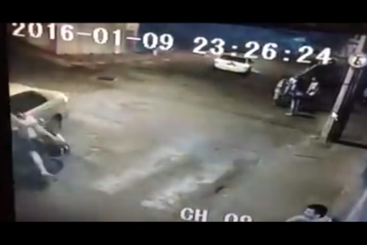 Câmeras registram colisão entre Corolla e motocicleta