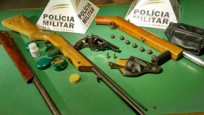 PM cumpre mandado e apreende armas e munições na zona rural de Caratinga