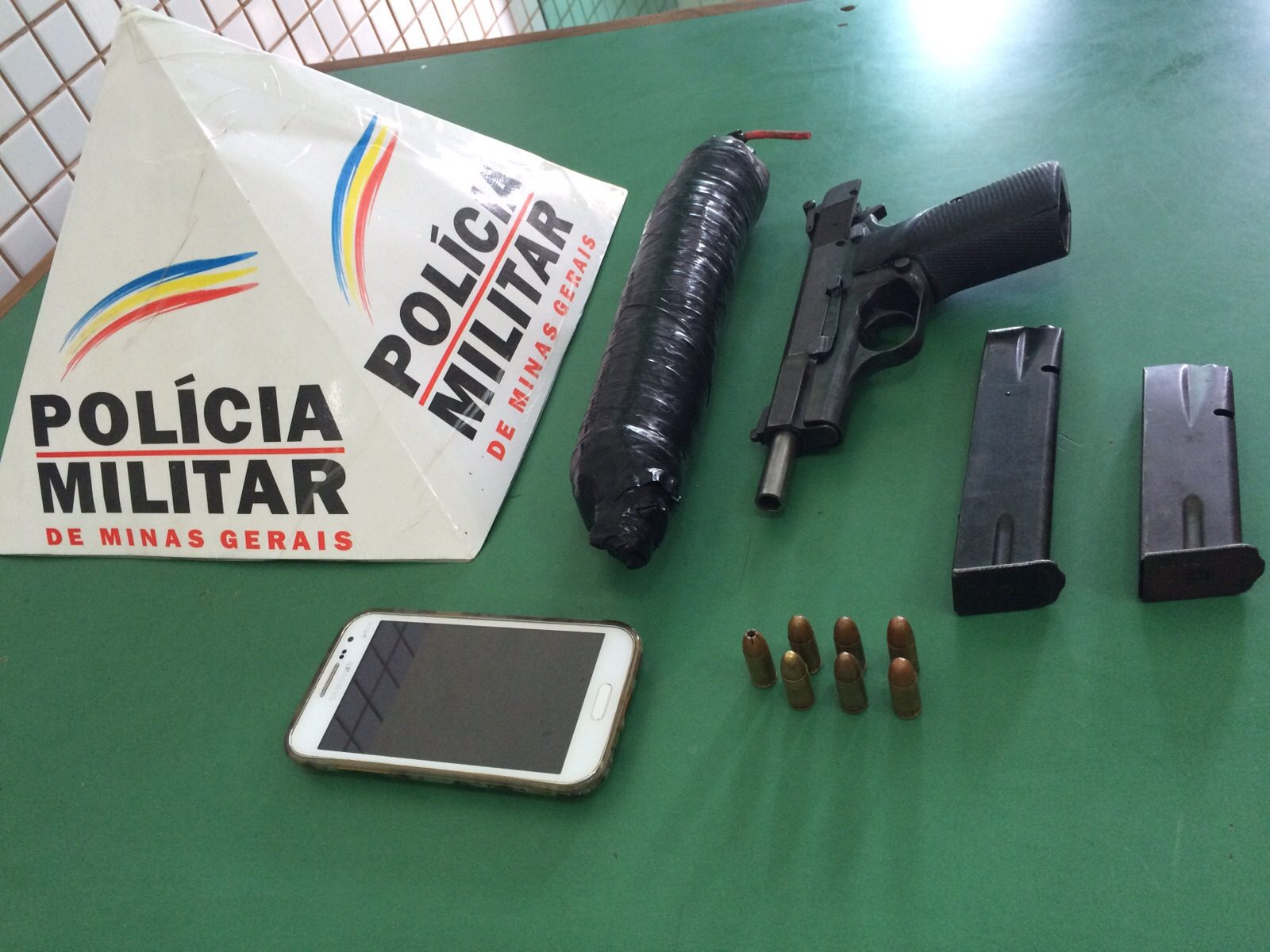 Jovem é detido acusado de manter pistola 9mm e banana de dinamite em sua residência