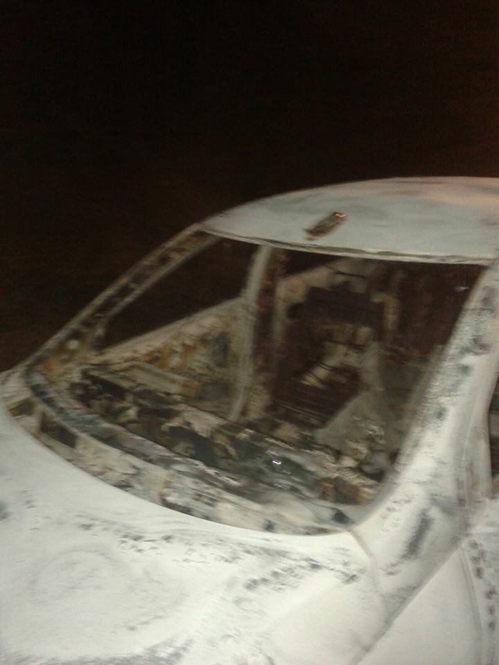 Taxista é assaltado e bandidos incendeiam o seu carro