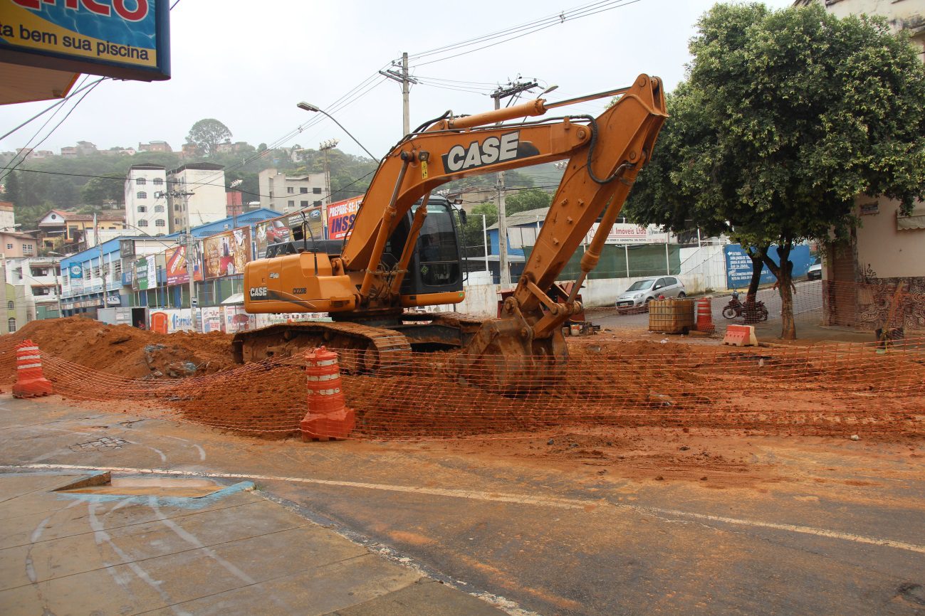 Comerciantes reclamam de demora das obras da Copasa no centro da cidade