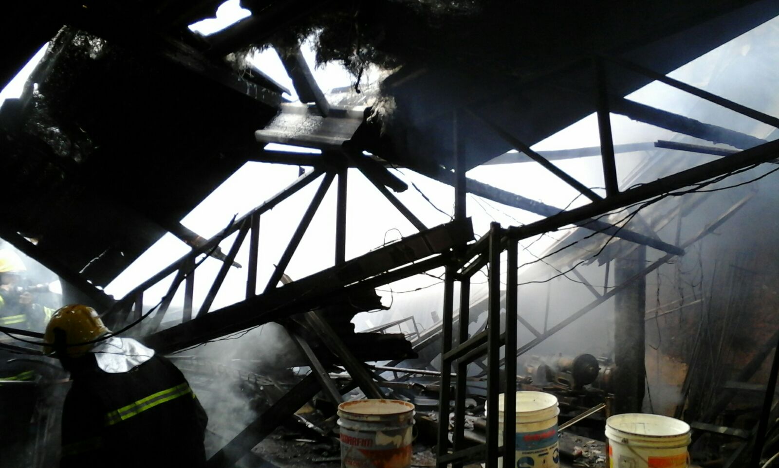 Bombeiro Militar apaga incêndio em serralheria