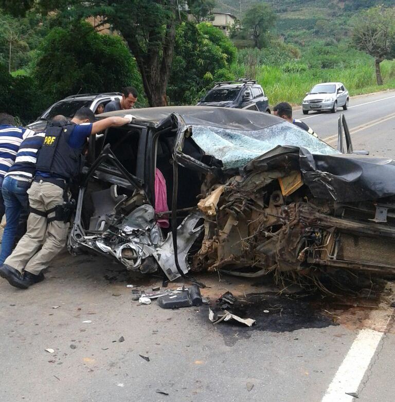 Motorista e passageira morrem após carro colidir contra árvore