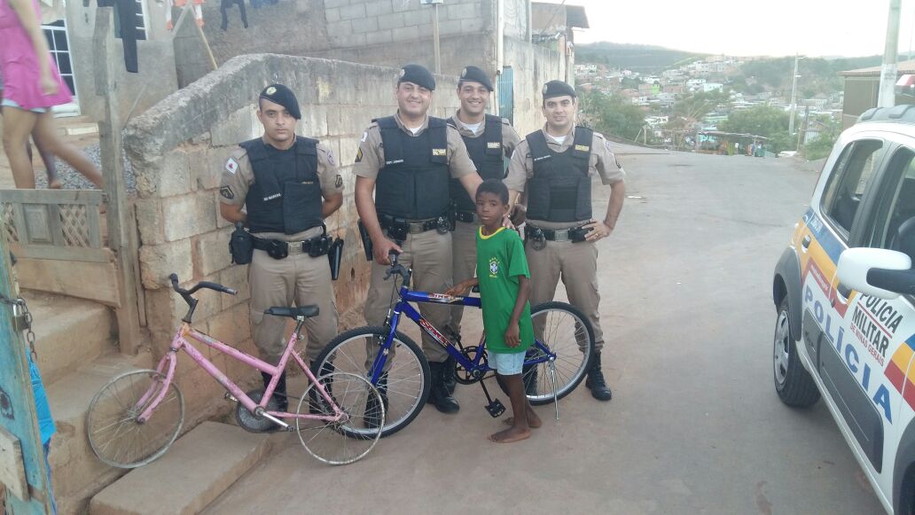 Policiais militares doam bicicleta para criança em Santa Rita de Minas