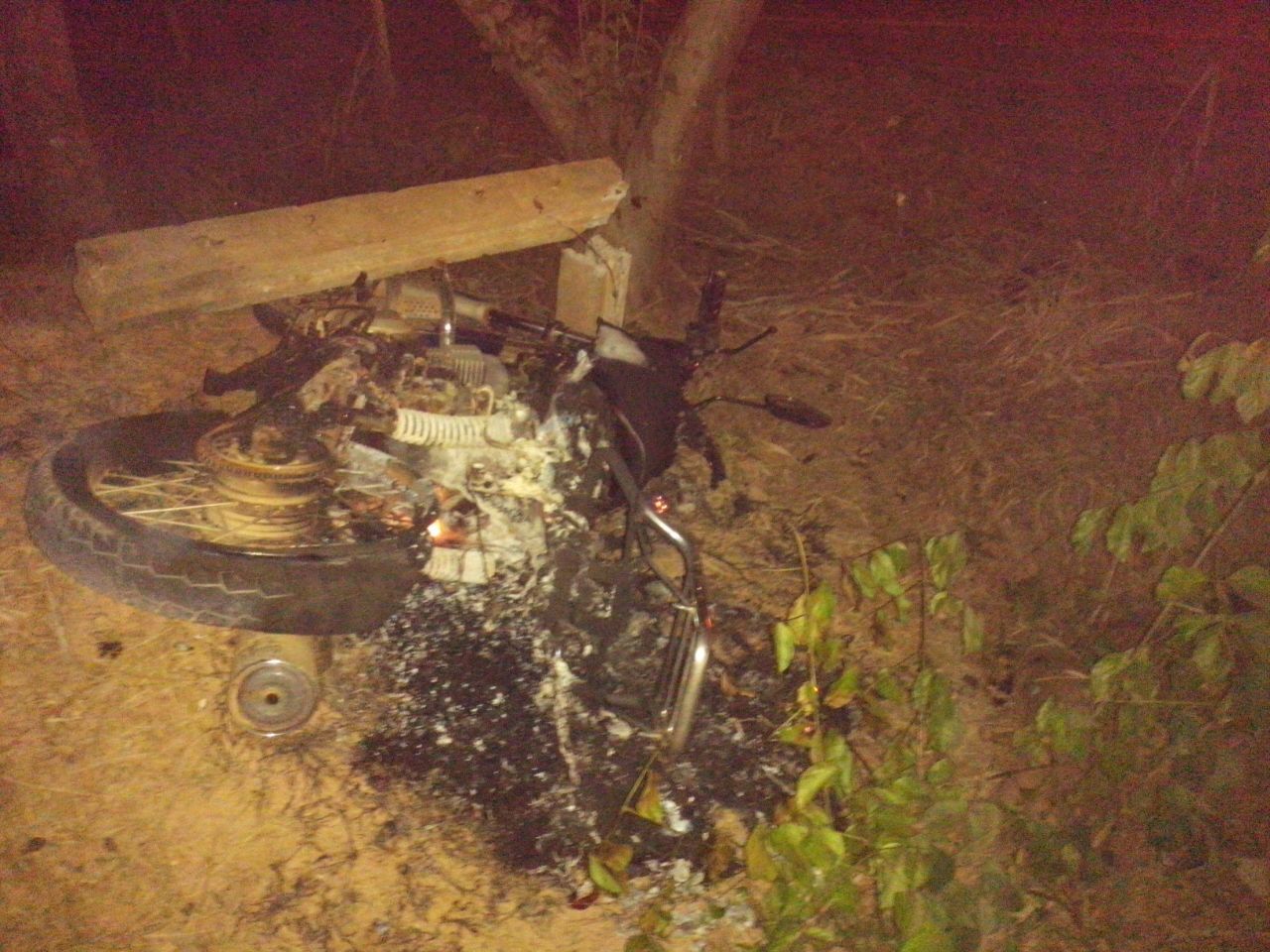Moto é incendiada após colidir contra cerca