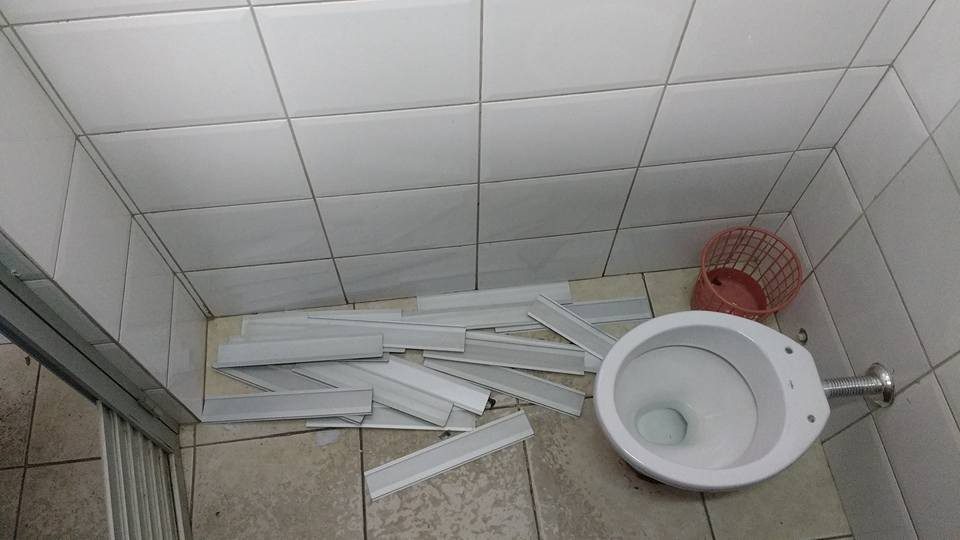 Alvo de vandalismo, banheiro público é parcialmente interditado