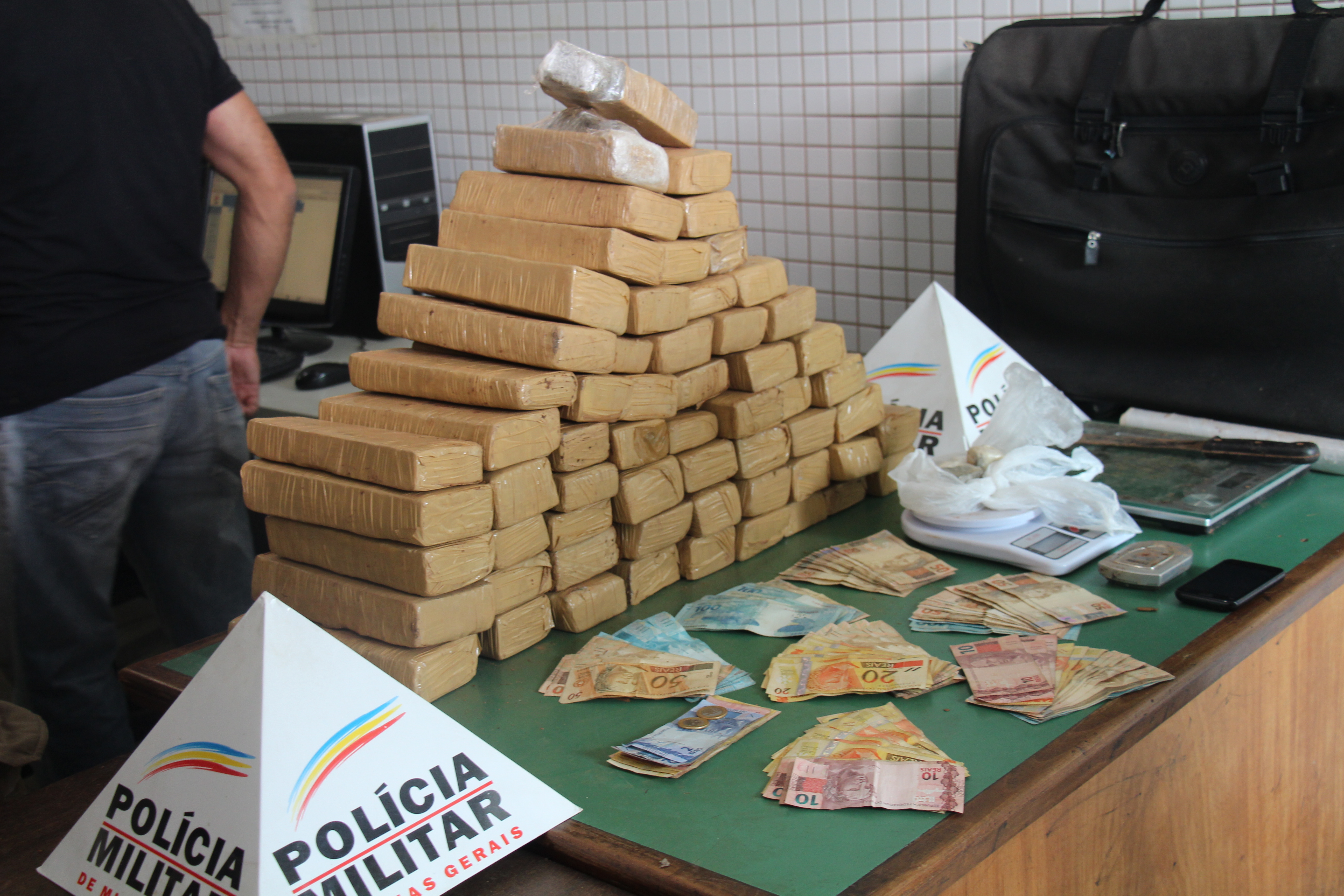 Suspeito de tráfico é preso e PM recolhe 41 quilos de maconha, além de R$ 6 mil
