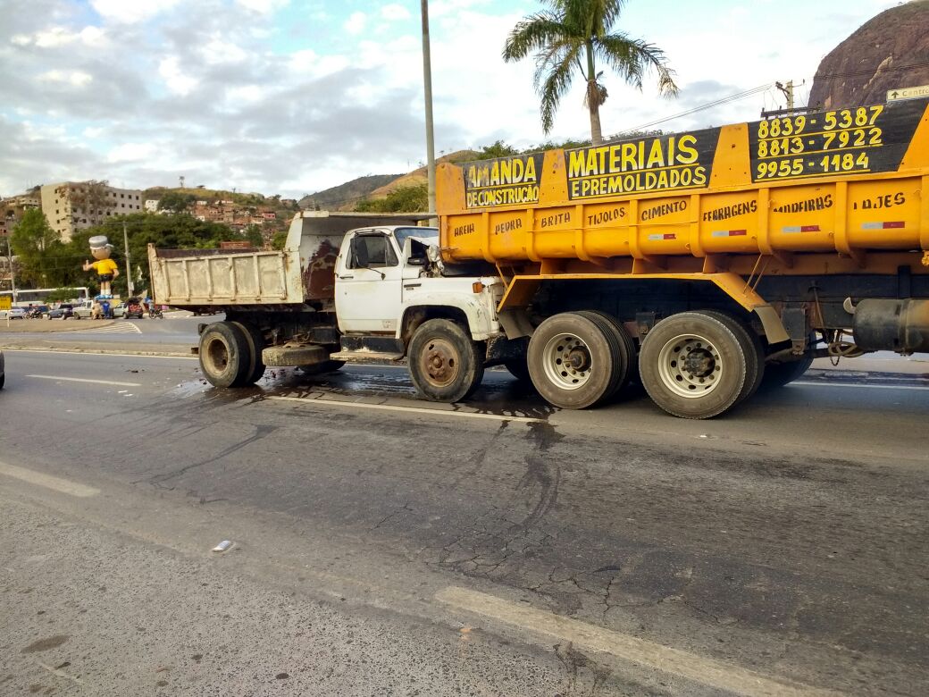 Colisão entre caminhões no perímetro urbano de Caratinga