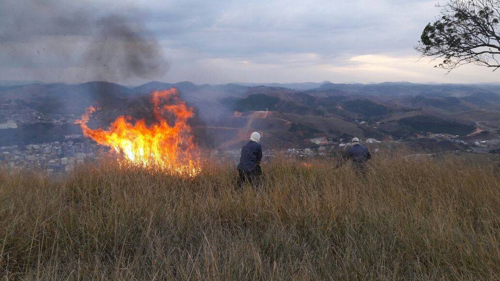 Bombeiros combatem a incêndio na Pedra Itaúna