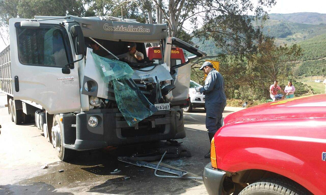 Acidente entre caminhões deixa motorista ferido