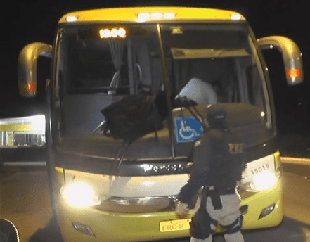 Atentado na BR-116 : Bandidos atiram em ônibus e causam pânicos entre os passageiros