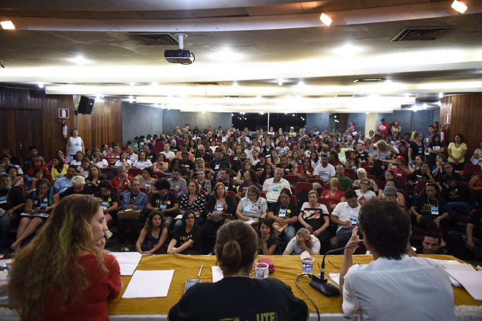 Professores de Caratinga participam de paralisação em Belo Horizonte