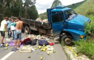 Caminhão bate em barranco e carga se espalha pela rodovia