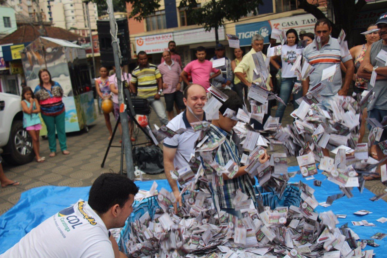 CDL entrega moto e 10 vale-compras da campanha “Natal de Felicidade”