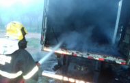 Incêndio destrói baú de caminhão