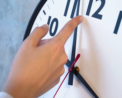 Horário de Verão termina no próximo domingo (19), quando relógios serão atrasados uma hora