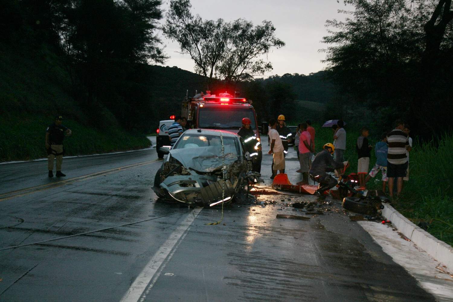 Oito feridos em acidente com três veículos