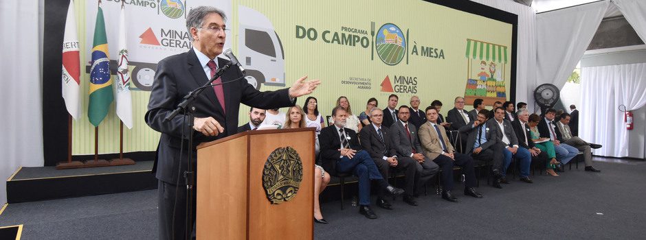 Governo entrega 26 caminhões e 61 kits feira para atendimento à agricultura familiar de Minas Gerais