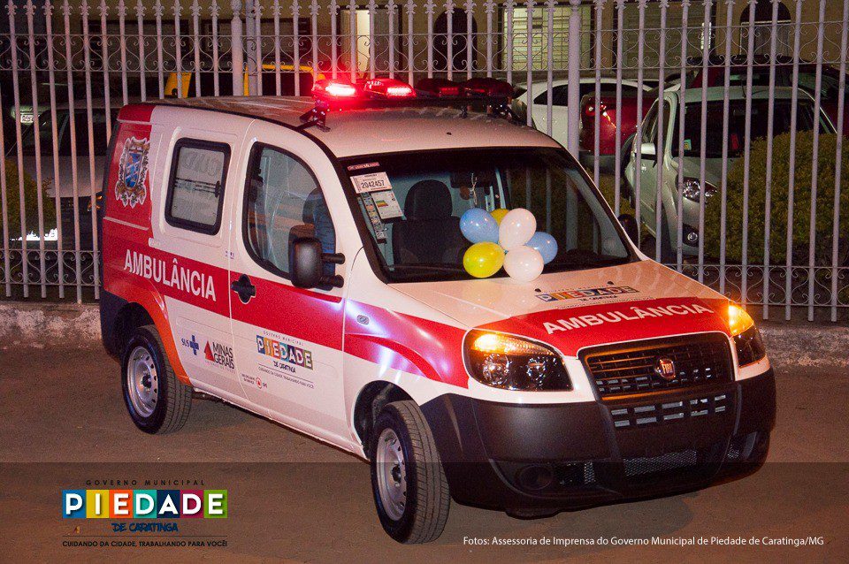 Governo de Piedade entrega ambulância para população