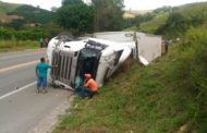 Acidente envolvendo Fiat Uno e Carreta na BR-116, em Santa Rita de Minas
