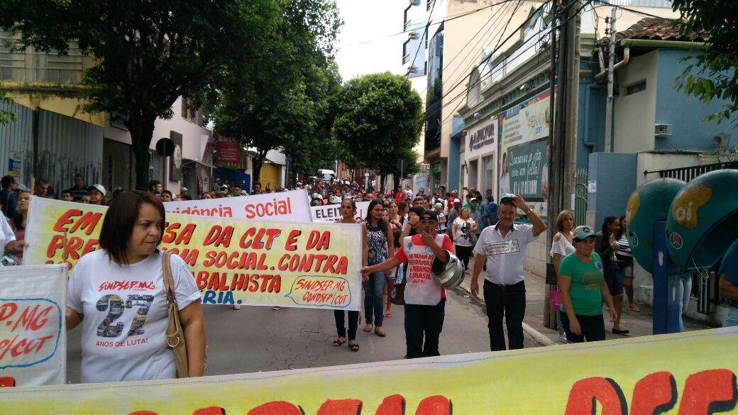 Caratinguenses protestam contra as reformas trabalhista e da previdência