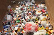 Grande quantidade de medicamentos é descartada em caçamba de lixo